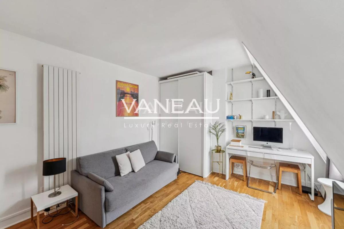 Paris VII - Rue Cler - Studio en étage élevé avec vue dégagée
