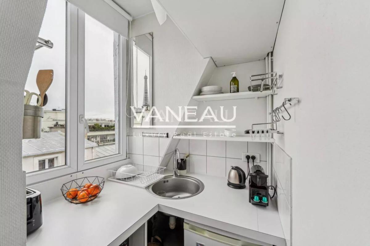 Paris VII - Rue Cler - Studio en étage élevé avec vue dégagée