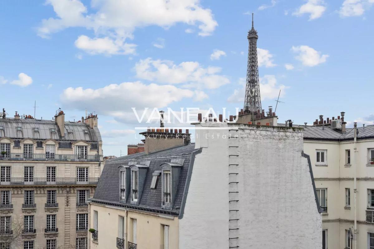 Paris VII - Rue Cler - Studio en étage élevé avec vue dégagée
