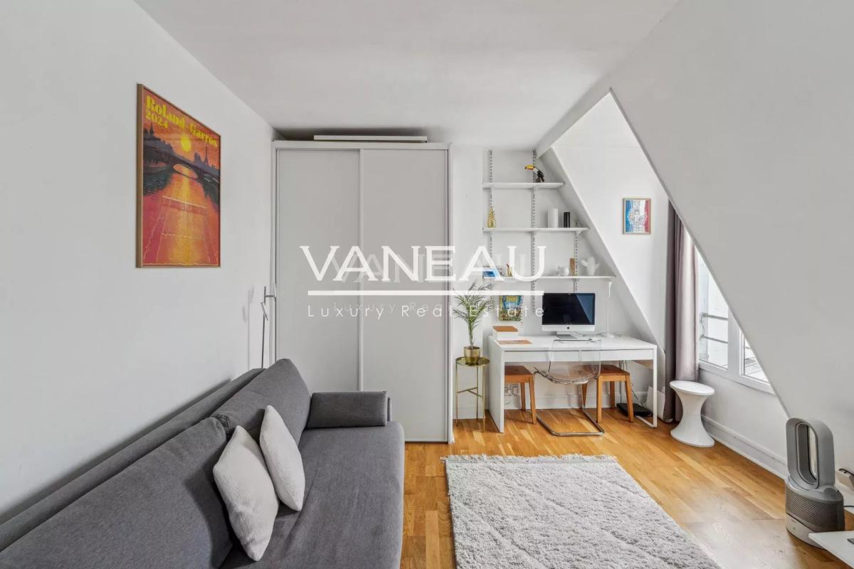 Paris VII - Rue Cler - Studio en étage élevé avec vue dégagée