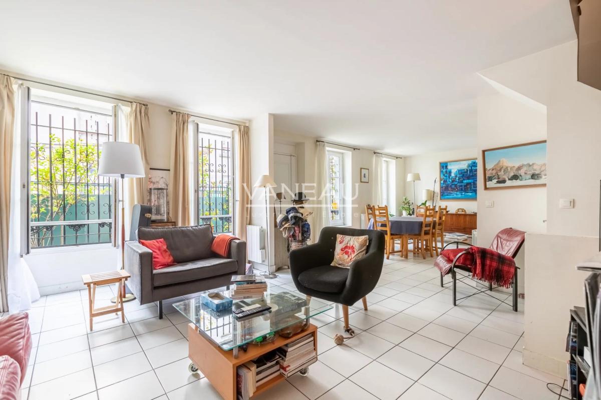 Paris XVIIIe - Maison de ville familiale avec cour à l'avant ple