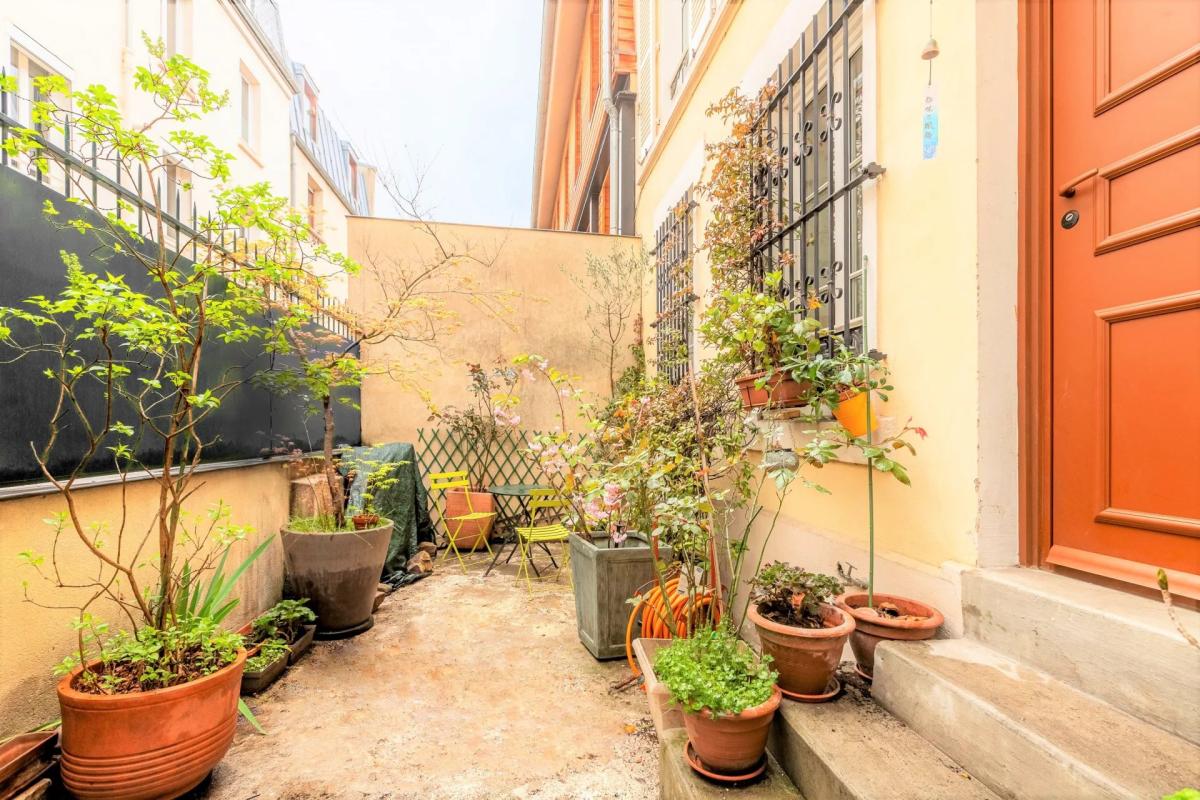 Paris XVIIIe - Maison de ville familiale avec cour à l'avant ple
