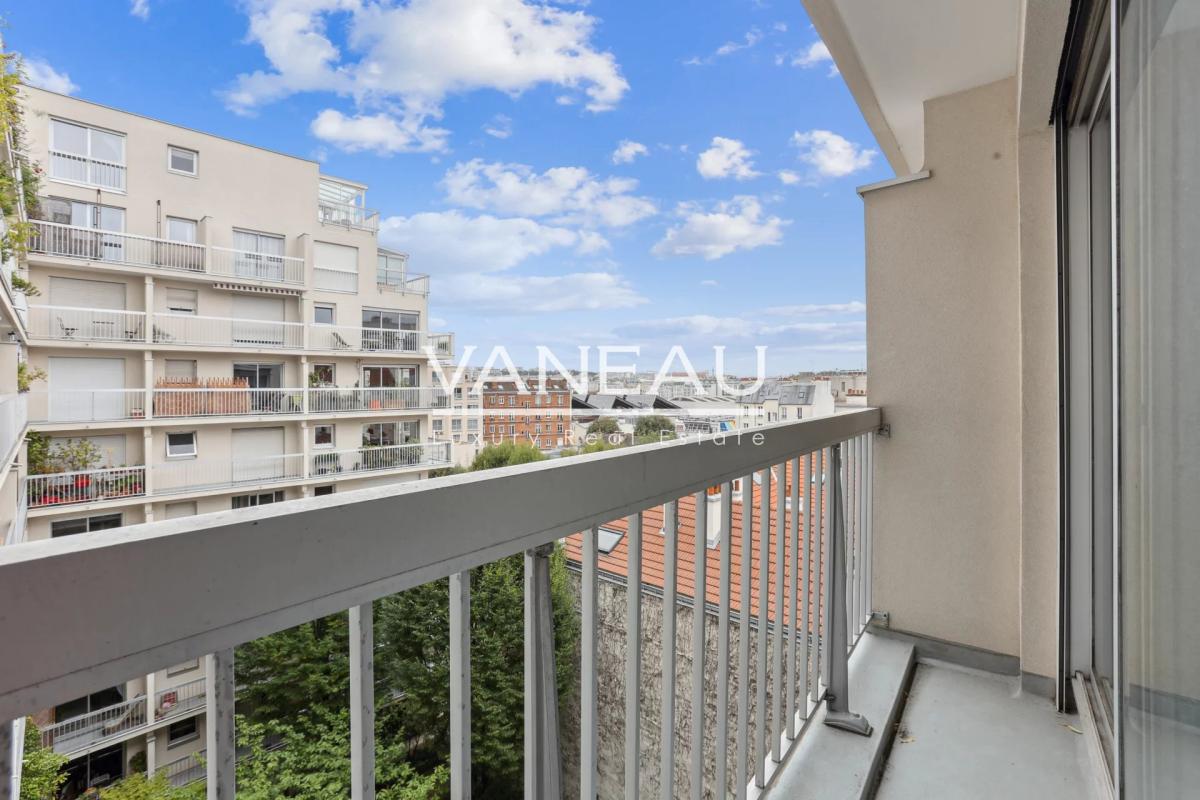 Paris XVIIIe - Studio sur jardin avec cave et parking  -