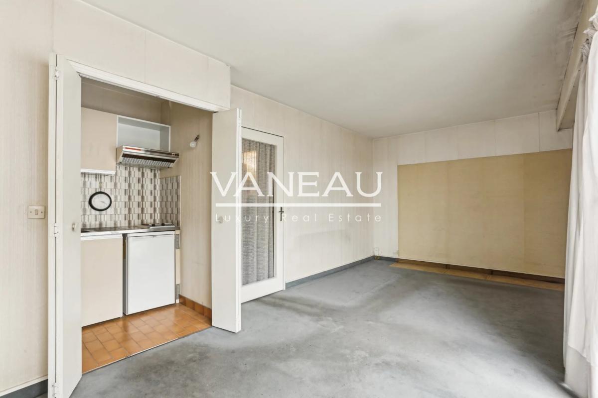 Paris XVIIIe - Studio sur jardin avec cave et parking  -