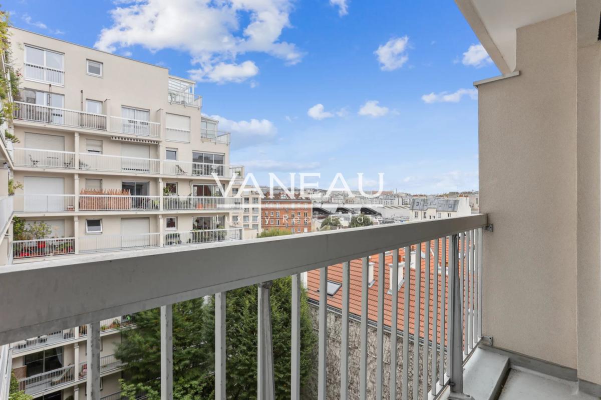 Paris XVIIIe - Studio sur jardin avec cave et parking  -