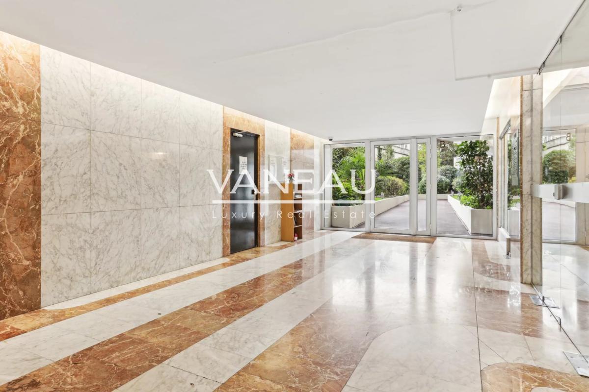 Paris XVIIIe - Studio sur jardin avec cave et parking  -