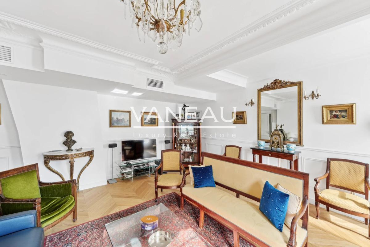 Paris XVIe - Village d'Auteuil - Appartement rénové en étage éle