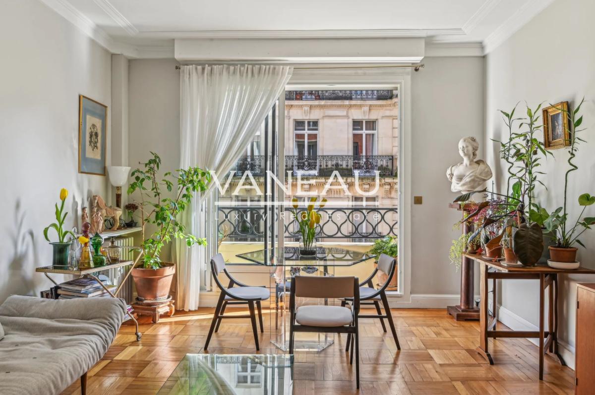 Paris XVIeme - Jardins du Ranelagh - Deux pièces rénové