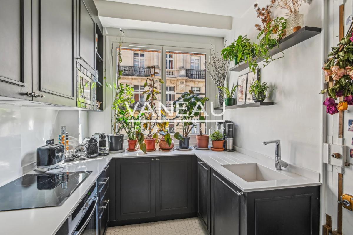 Paris XVIeme - Jardins du Ranelagh - Deux pièces rénové