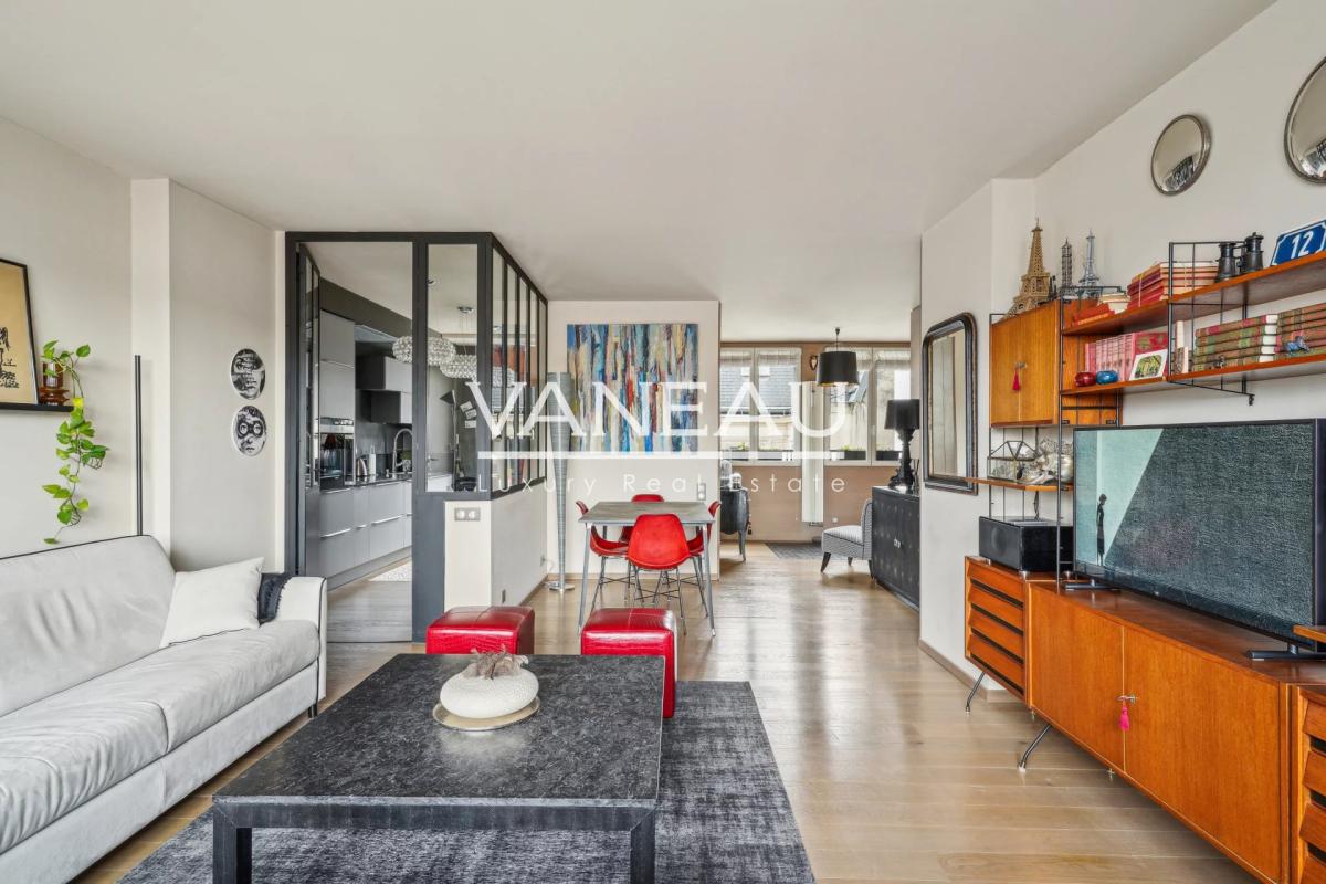 Paris VIIe - Rue du Bac - Appartement avec vues et balcon.