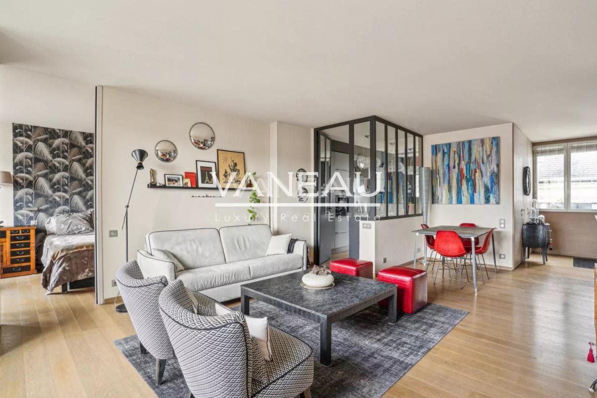 Paris VIIe - Rue du Bac - Appartement avec vues et balcon.