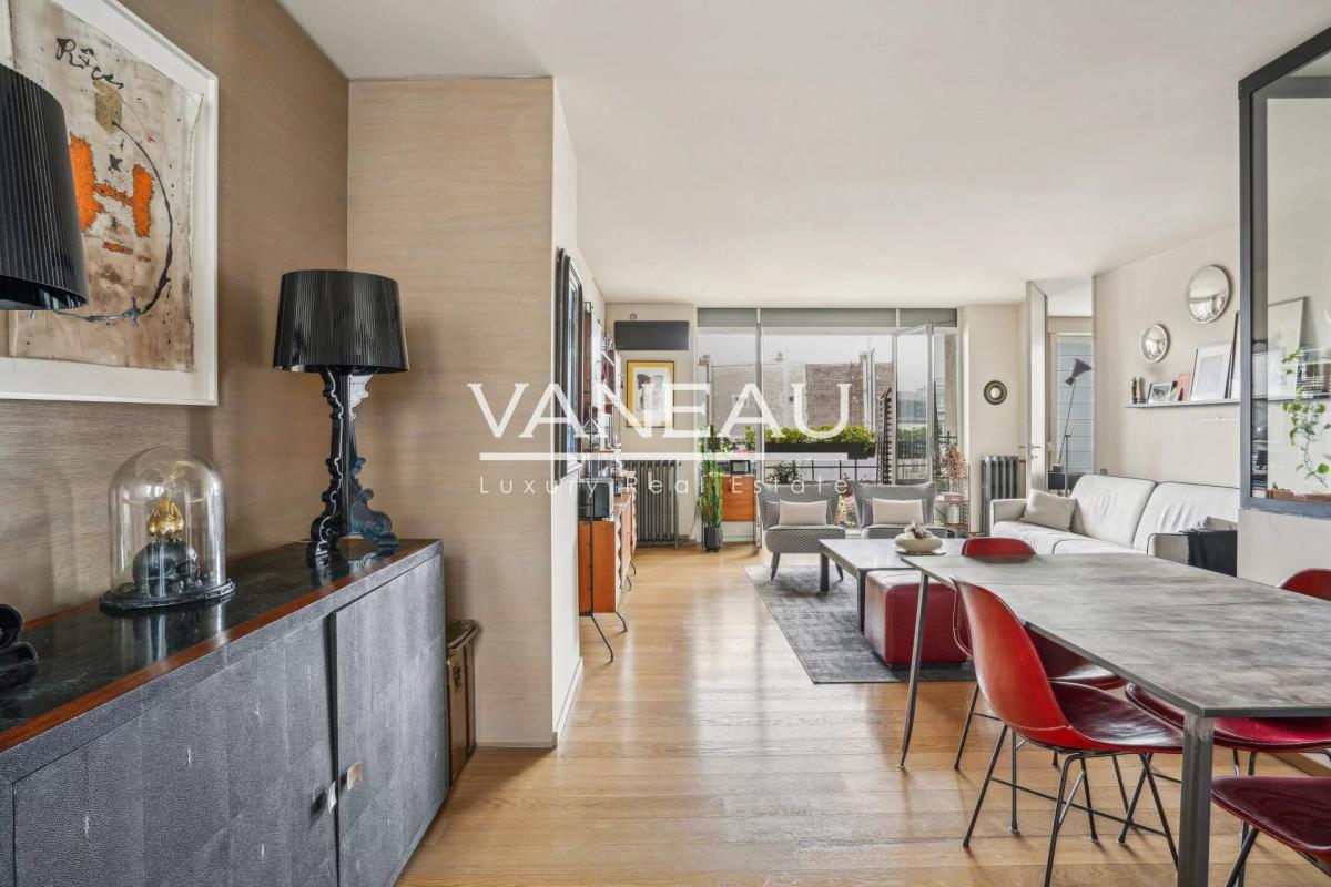 Paris VIIe - Rue du Bac - Appartement avec vues et balcon.