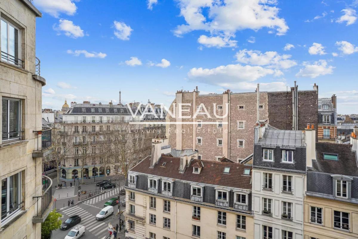 Paris VIIe - Rue du Bac - Appartement avec vues et balcon.