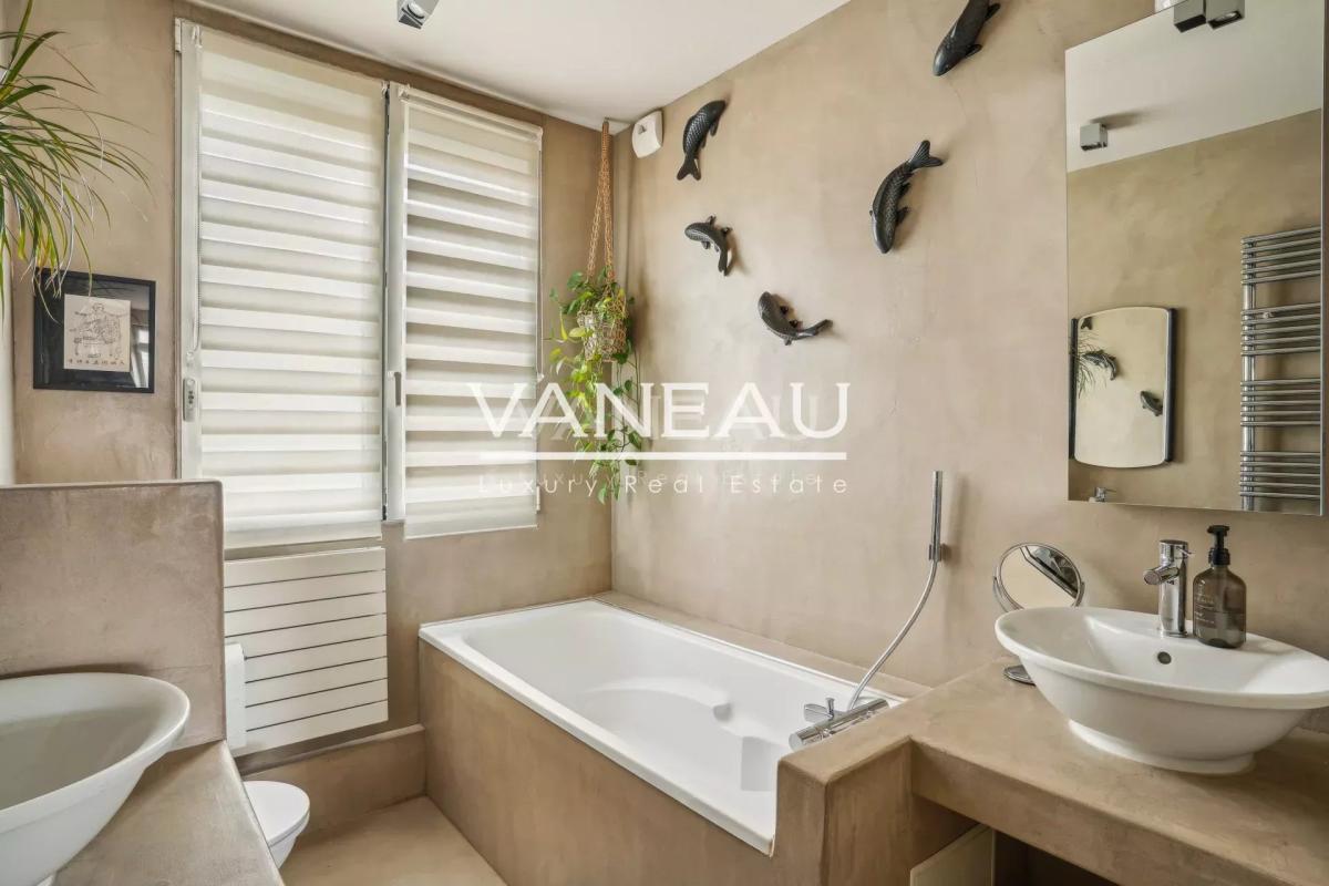 Paris VIIe - Rue du Bac - Appartement avec vues et balcon.