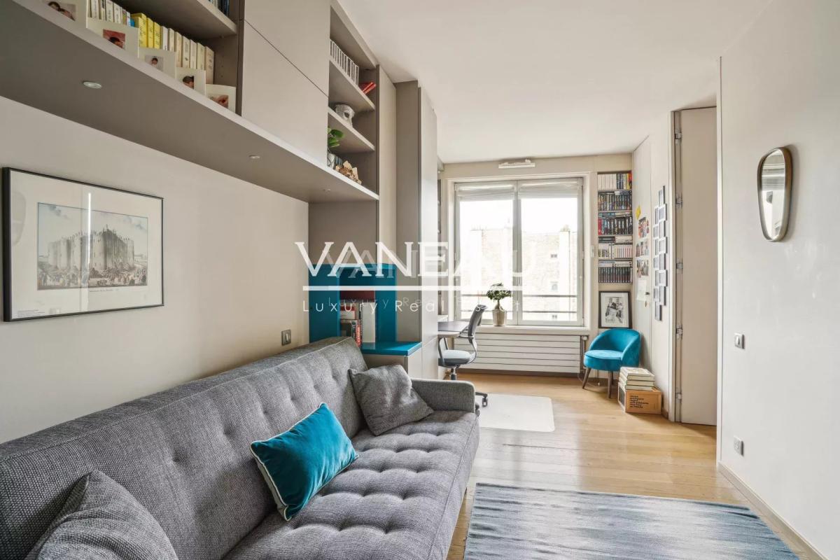 Paris VIIe - Rue du Bac - Appartement avec vues et balcon.