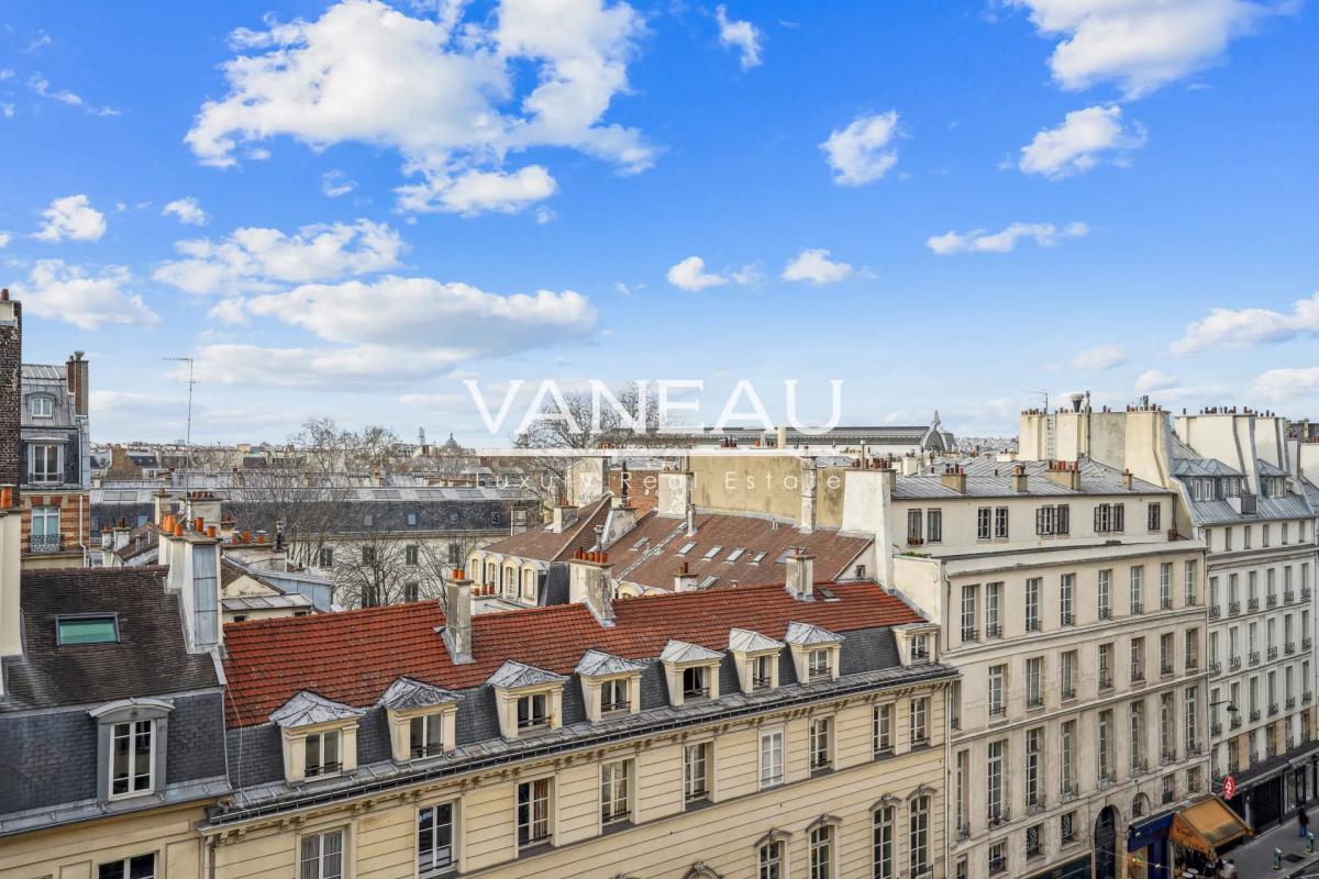Paris VIIe - Rue du Bac - Appartement avec vues et balcon.