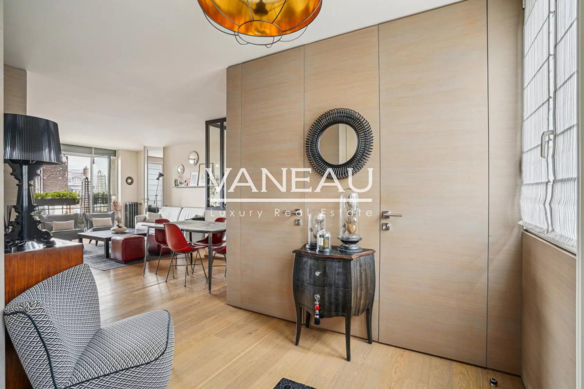 Paris VIIe - Rue du Bac - Appartement avec vues et balcon.