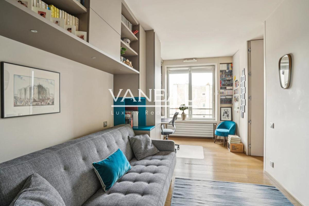 Paris VIIe - Rue du Bac - Appartement avec vues et balcon.