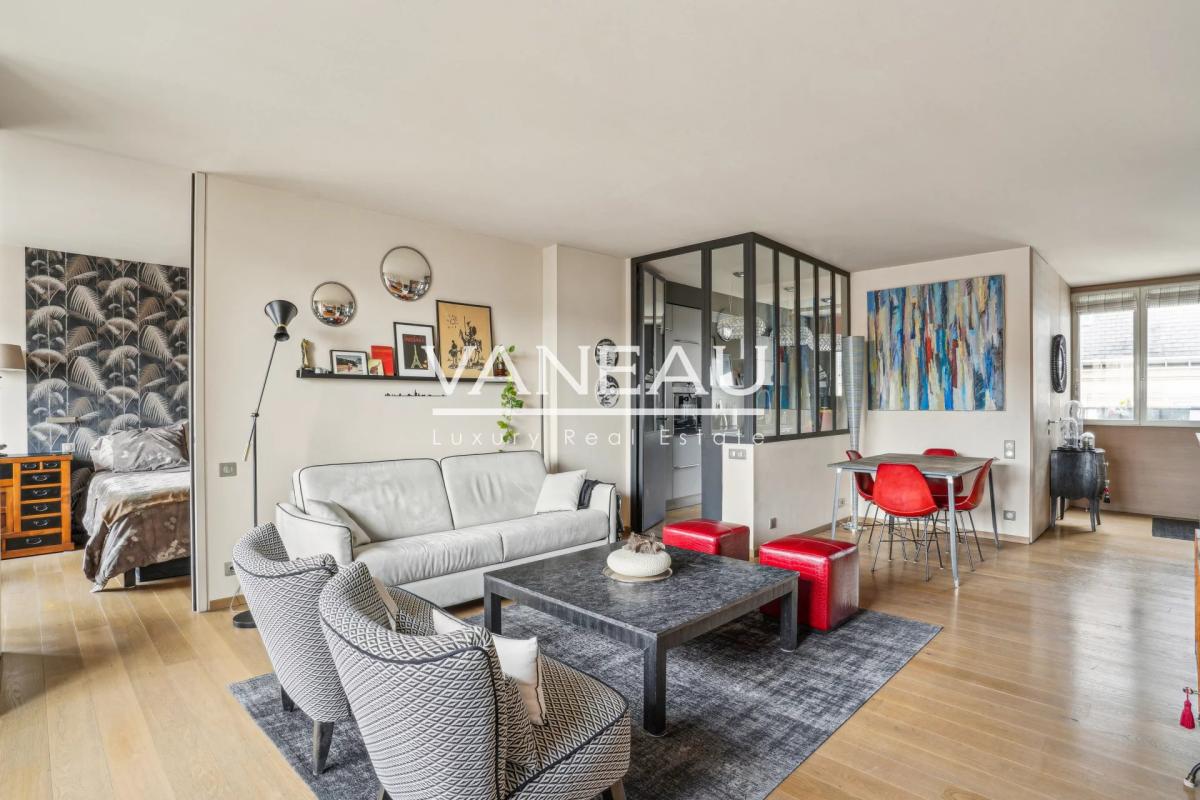 Paris VIIe - Rue du Bac - Appartement avec vues et balcon.