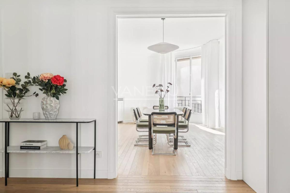 Paris XVIe - Jasmin - Appartement de réception en étage élevé av
