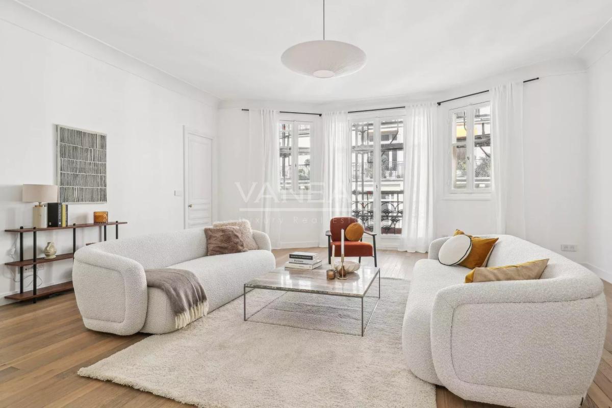 Paris XVIe - Jasmin - Appartement de réception en étage élevé av