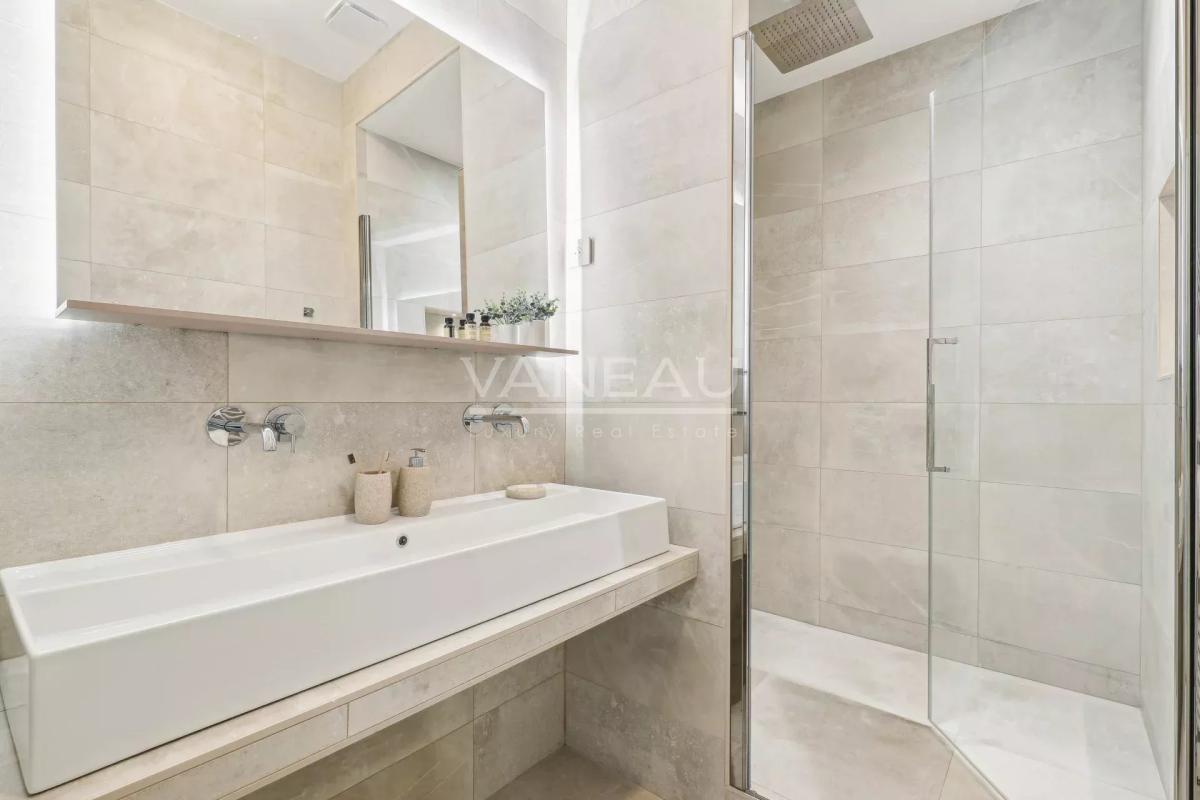 Paris XVIe - Jasmin - Appartement de réception en étage élevé av