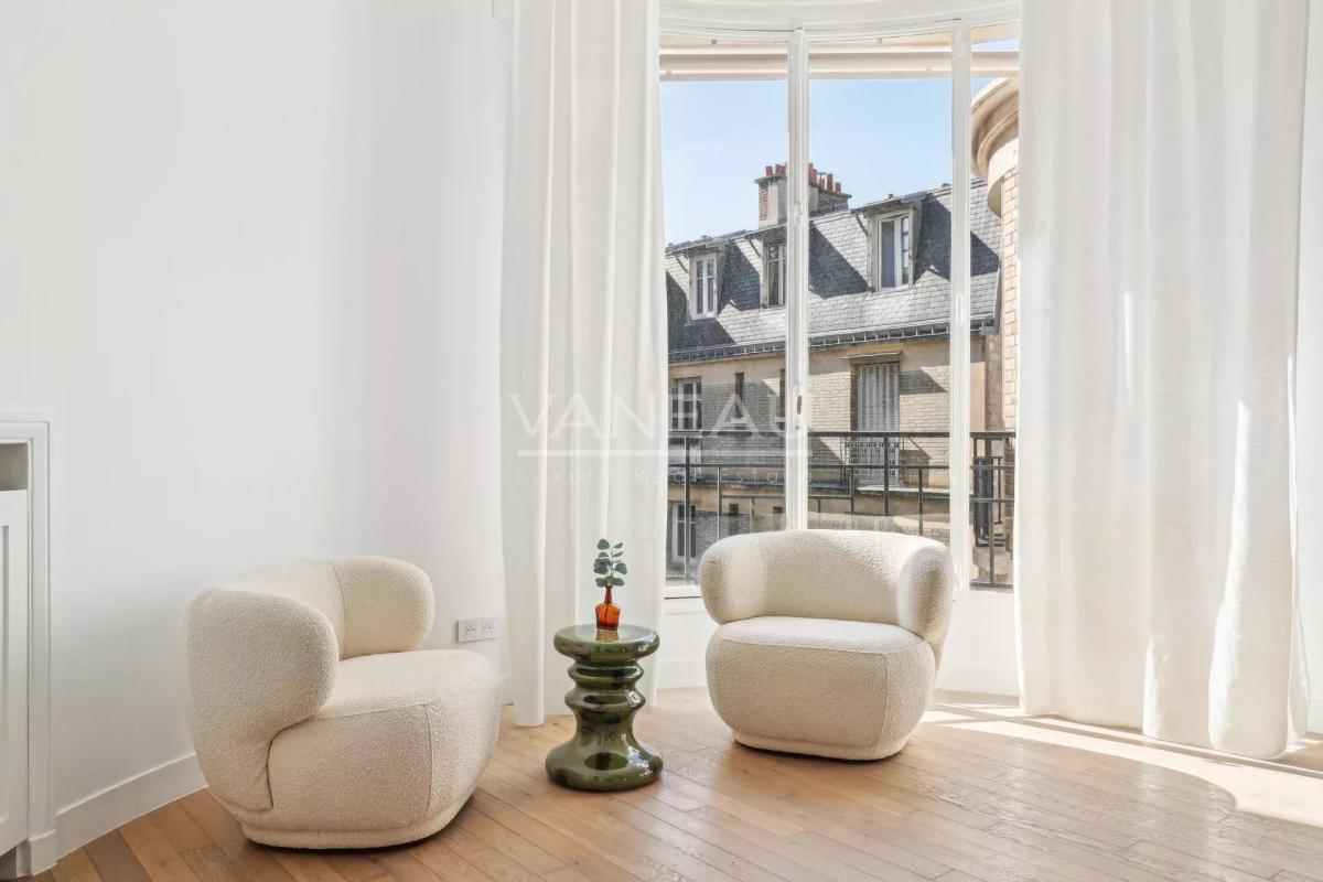 Paris XVIe - Jasmin - Appartement de réception en étage élevé av