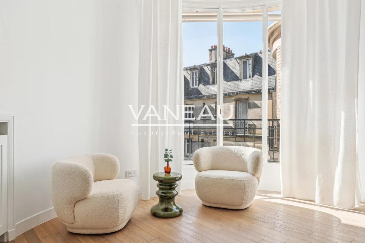 Paris XVIe - Jasmin - Appartement de réception en étage élevé.
