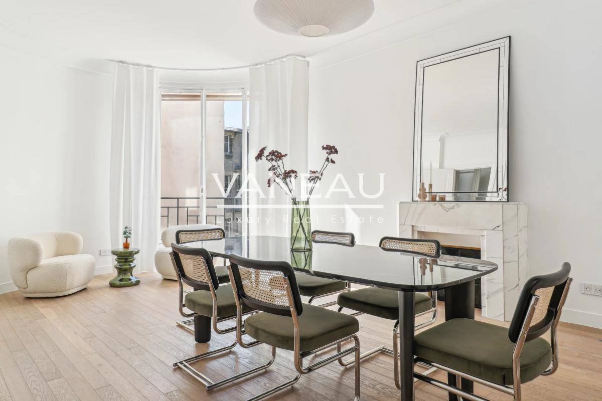 Paris XVIe - Jasmin - Appartement de réception en étage élevé.