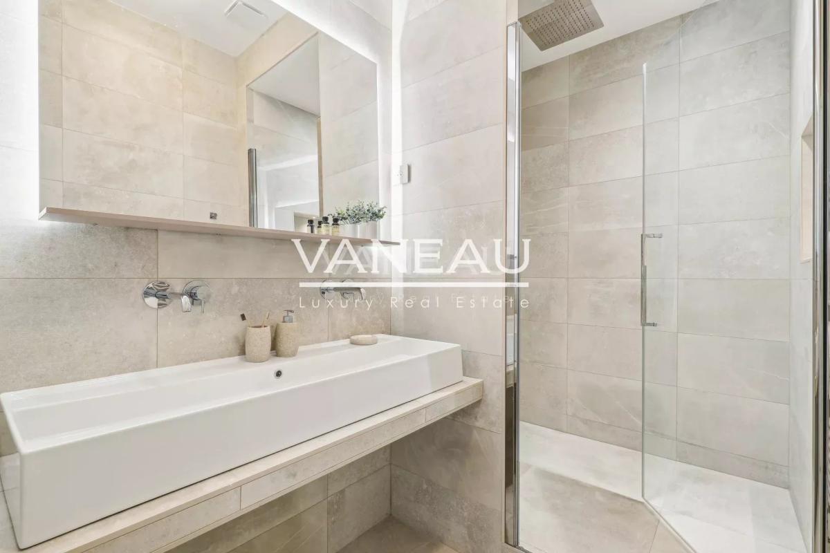 Paris XVIe - Jasmin - Appartement de réception en étage élevé.