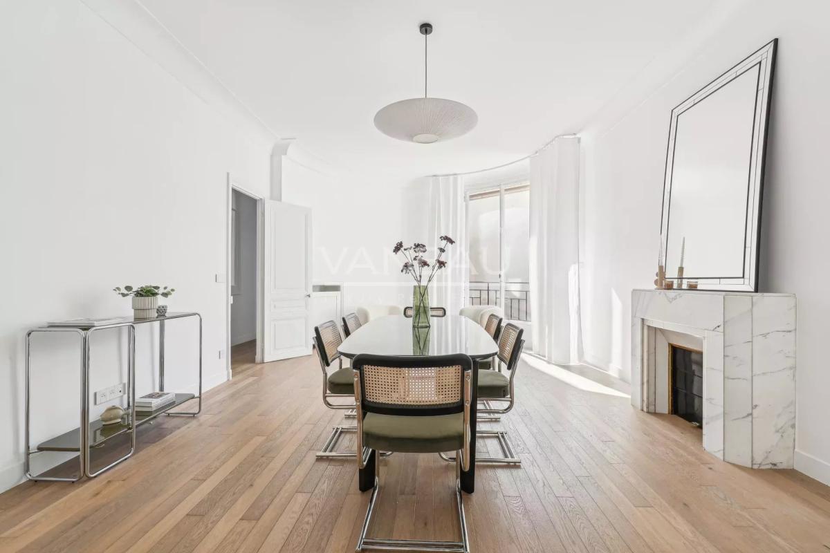 Paris XVIe - Jasmin - Appartement de réception en étage élevé av