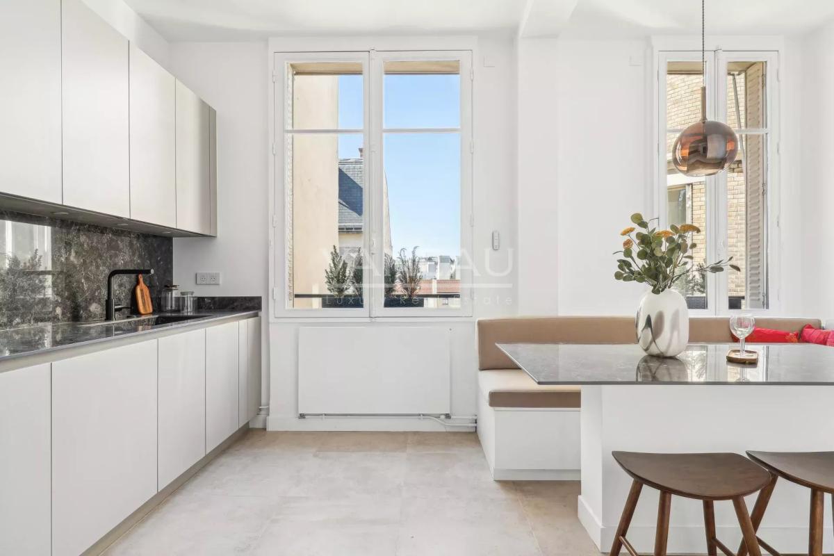 Paris XVIe - Jasmin - Appartement de réception en étage élevé av