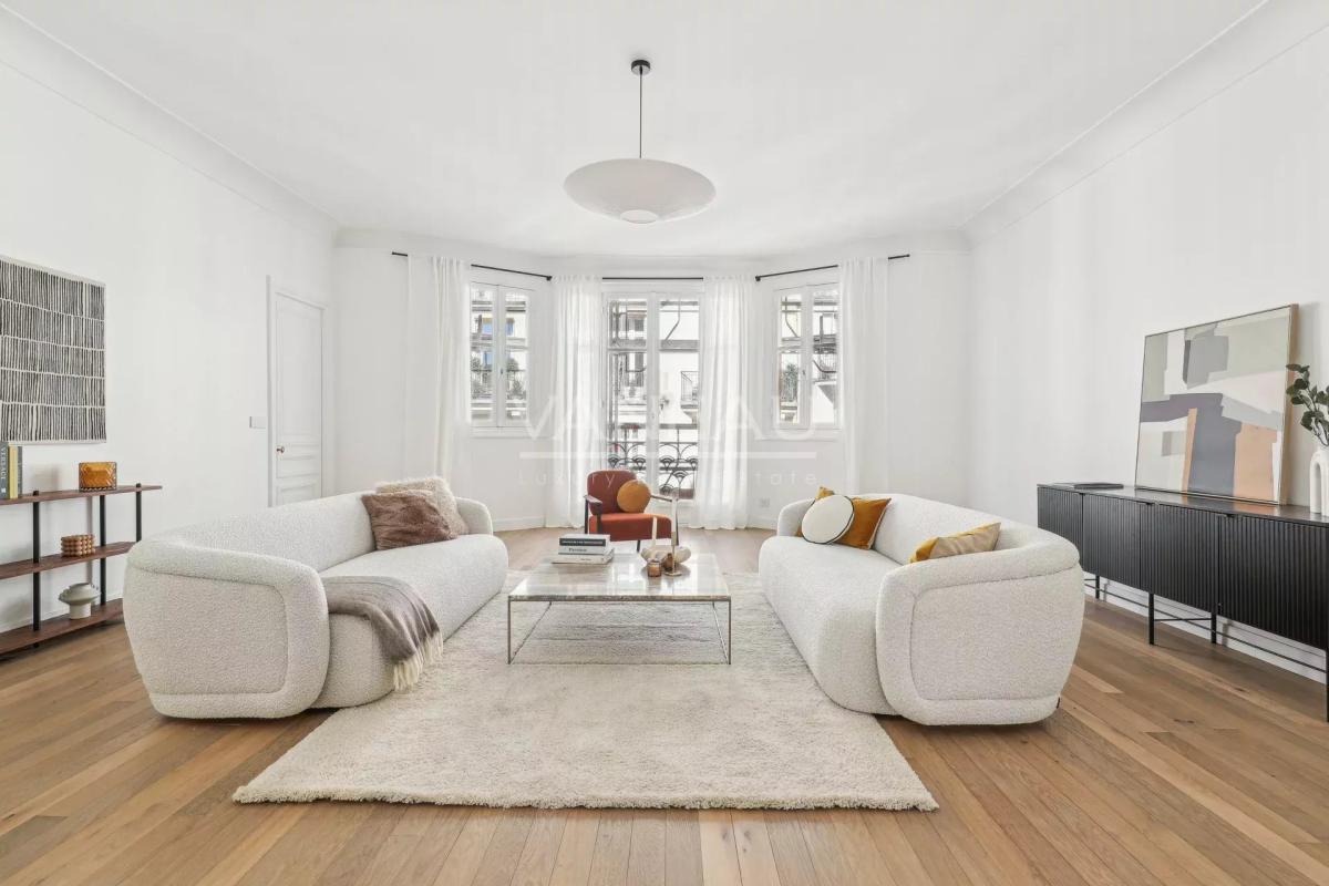 Paris XVIe - Jasmin - Appartement de réception en étage élevé av