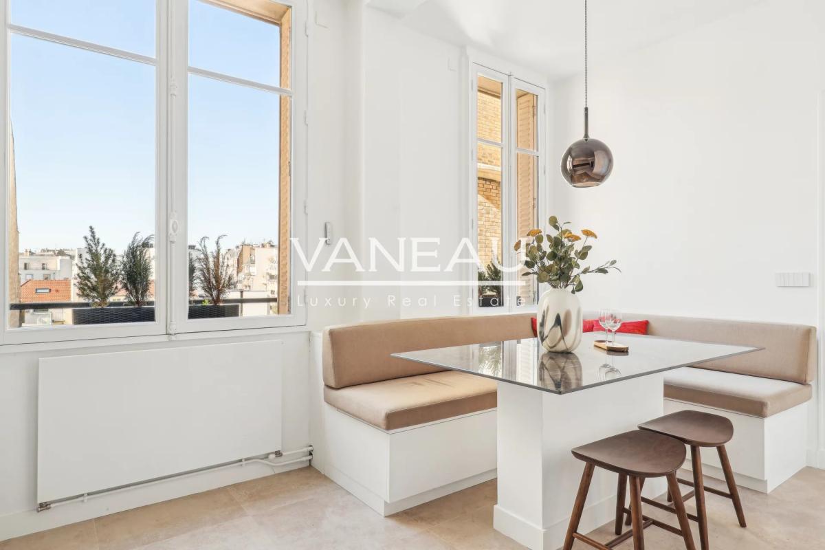 Paris XVIe - Jasmin - Appartement de réception en étage élevé.