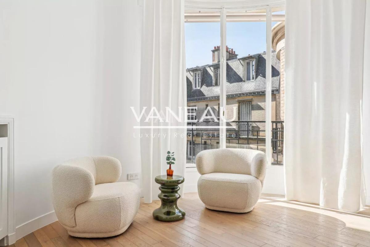 Paris XVIe - Jasmin - Appartement de réception en étage élevé.