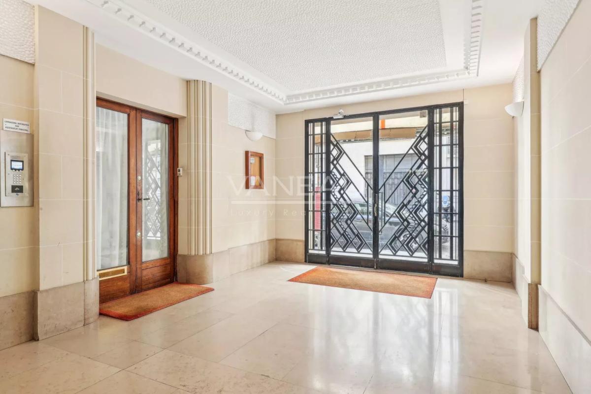 Paris XVIe - Jasmin - Appartement de réception en étage élevé av