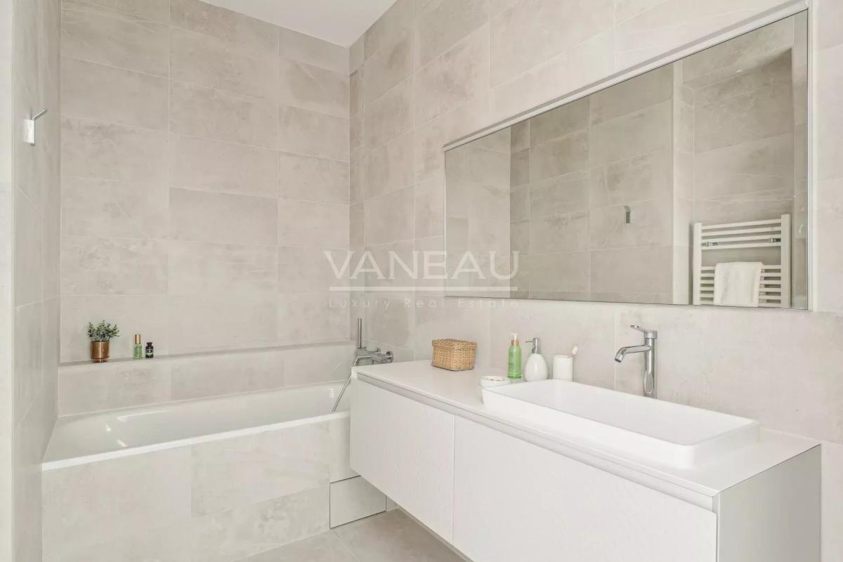 Paris XVIe - Jasmin - Appartement de réception en étage élevé av
