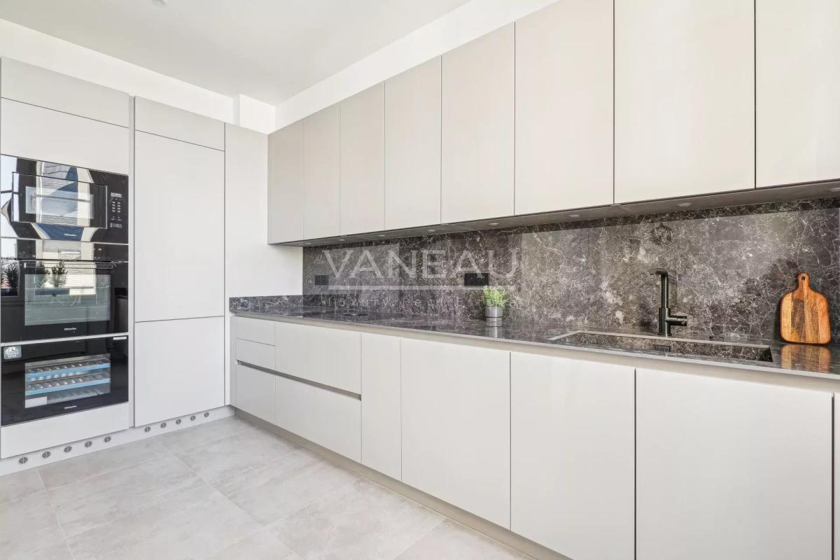 Paris XVIe - Jasmin - Appartement de réception en étage élevé av