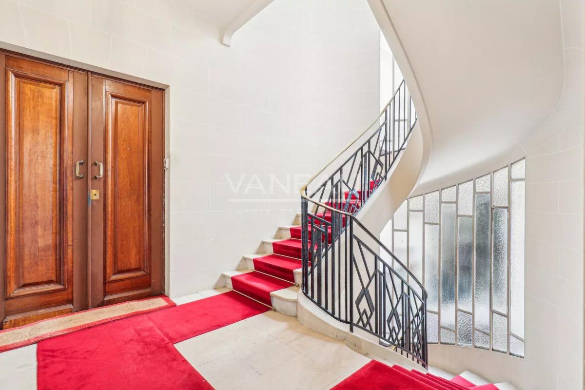 Paris XVIe - Jasmin - Appartement de réception en étage élevé av