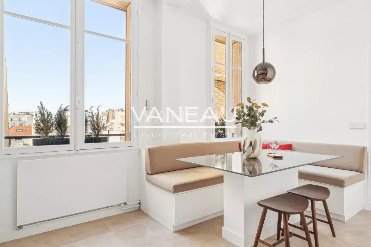 Paris XVIe - Jasmin - Appartement de réception en étage élevé.