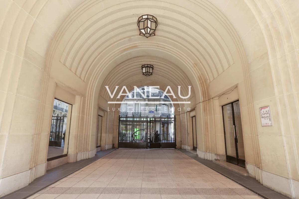 Paris VIIe - RUE SAINT DOMINIQUE - Élégant appartement avec vue 