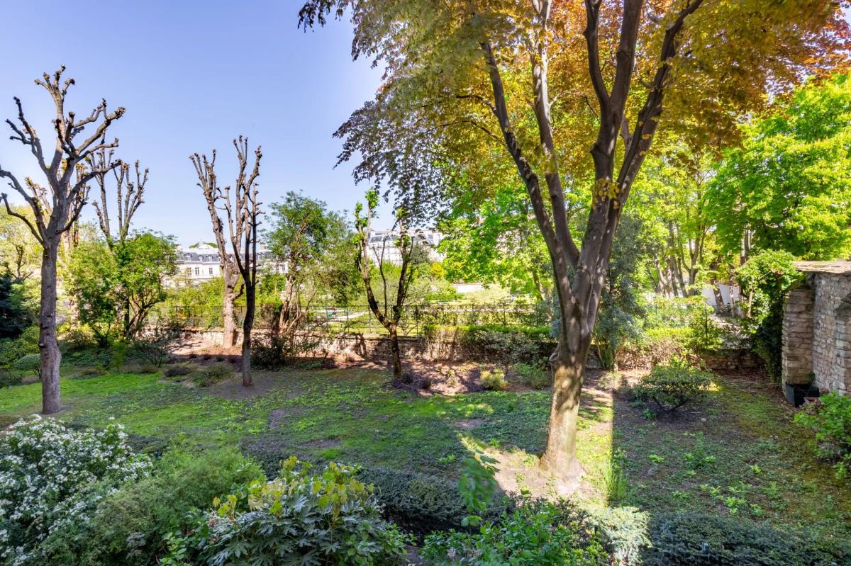 Paris VIIe - VANEAU - Appartement meublée sur jardin