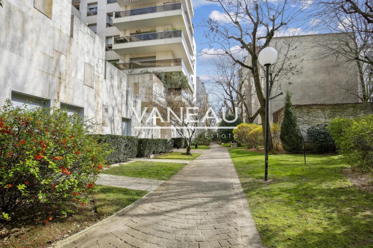 Neuilly - Mairie - Deux pièces avec large balcon