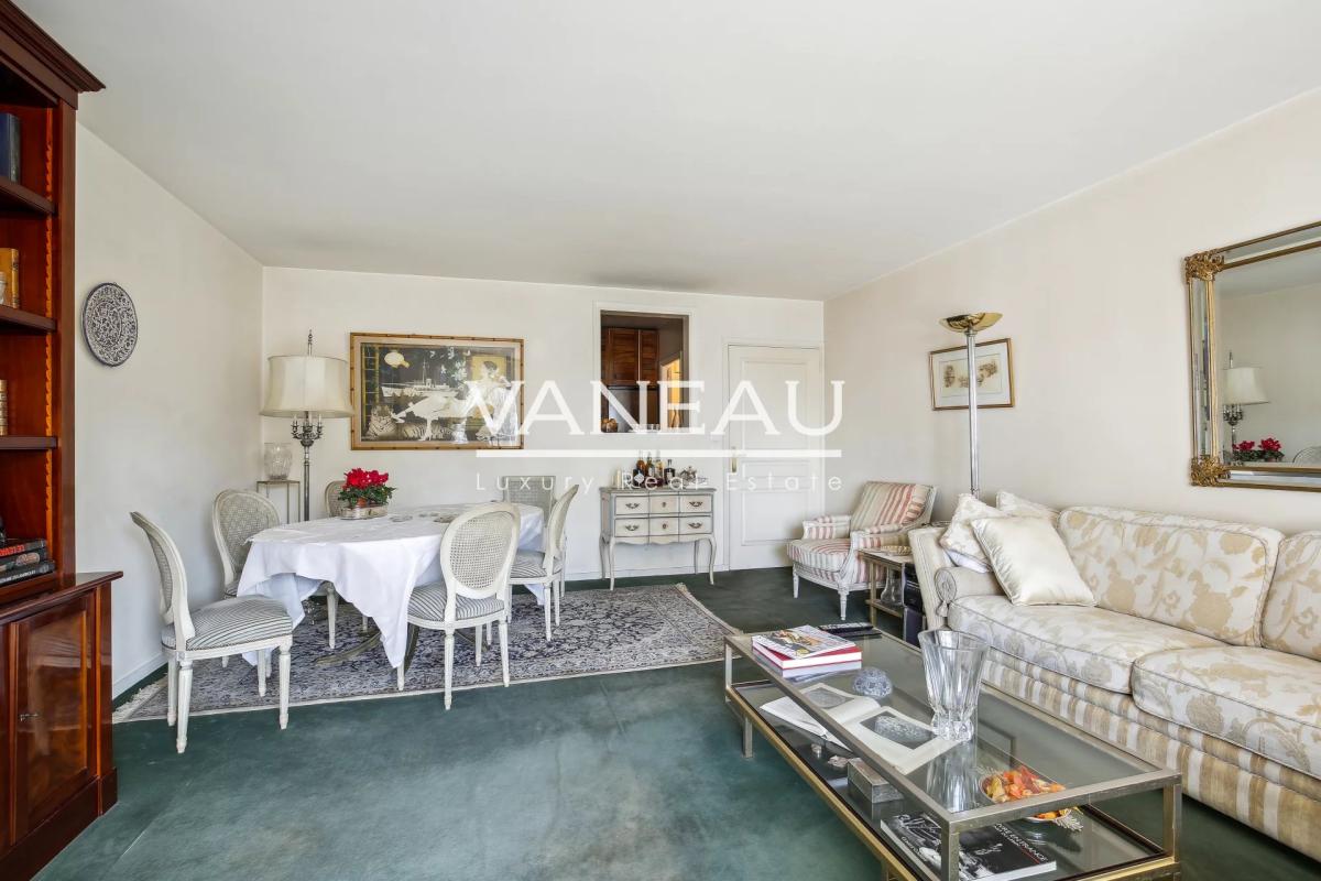 Neuilly - Mairie - Deux pièces avec large balcon
