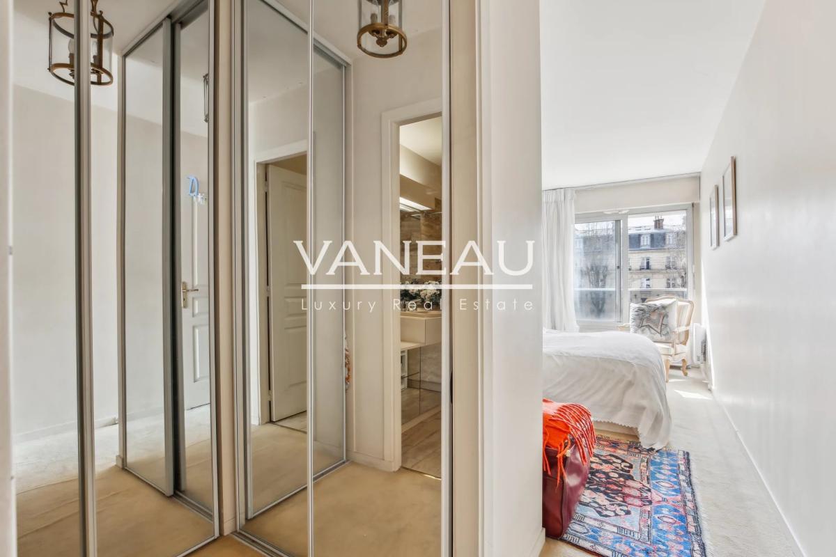 Neuilly - Mairie - Deux pièces avec large balcon