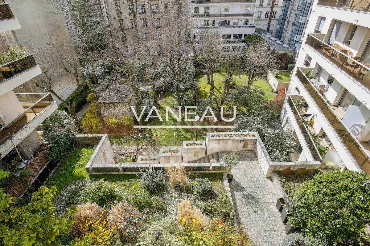 Neuilly - Mairie - Deux pièces avec large balcon