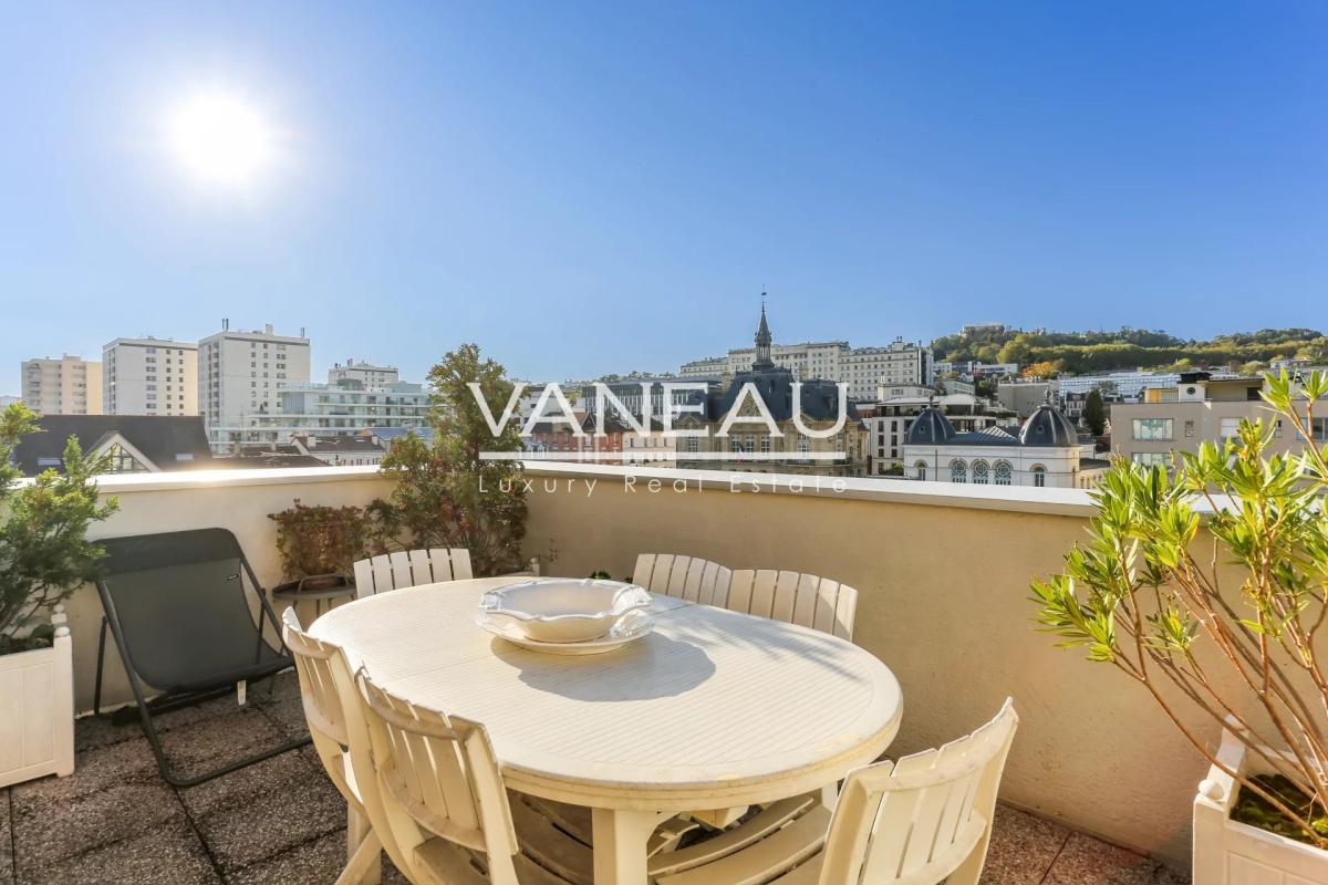 Suresnes/Mairie -Appartement dernier étage avec terrasse et balc