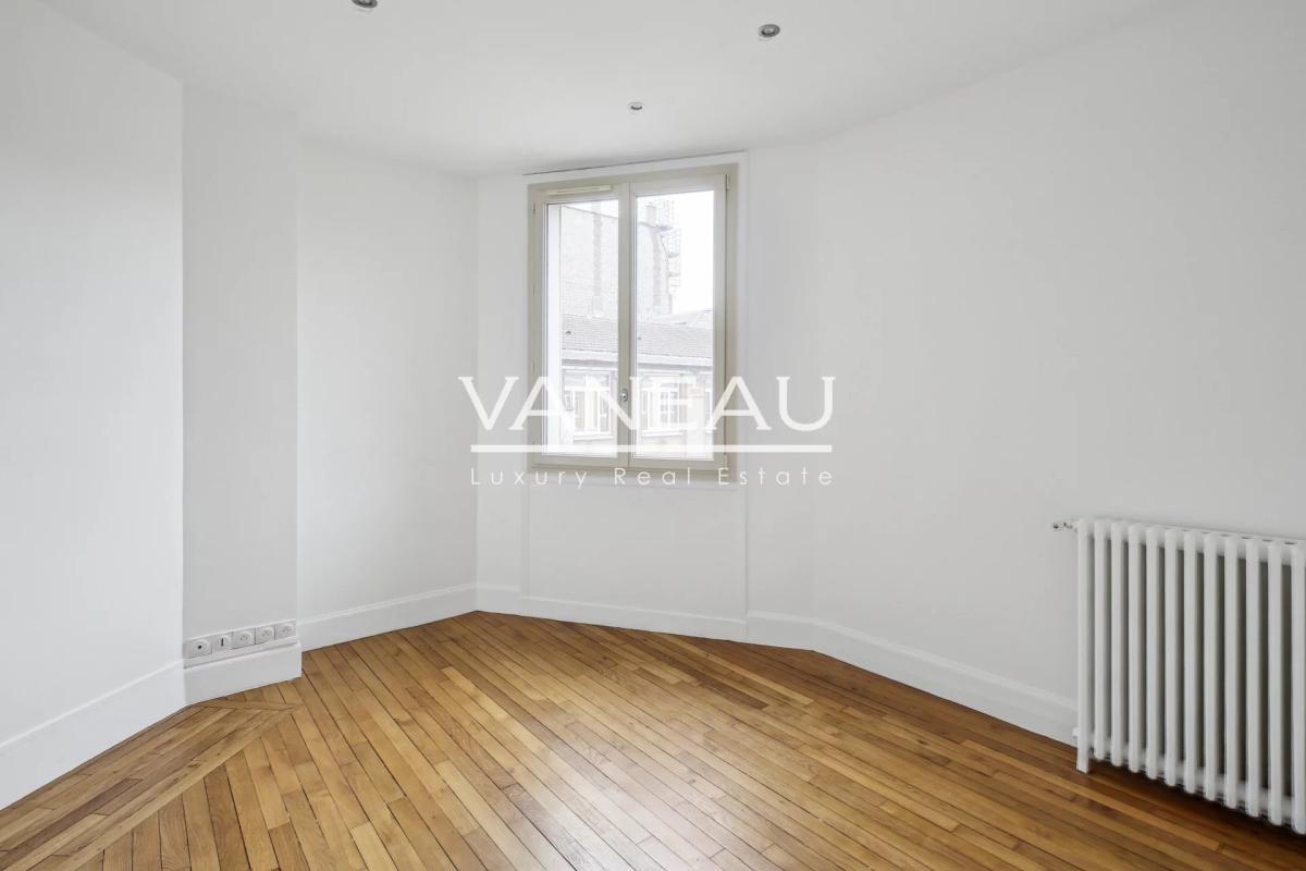 Neuilly - Château / Edouard Nortier - trois pièces ensoleillé en