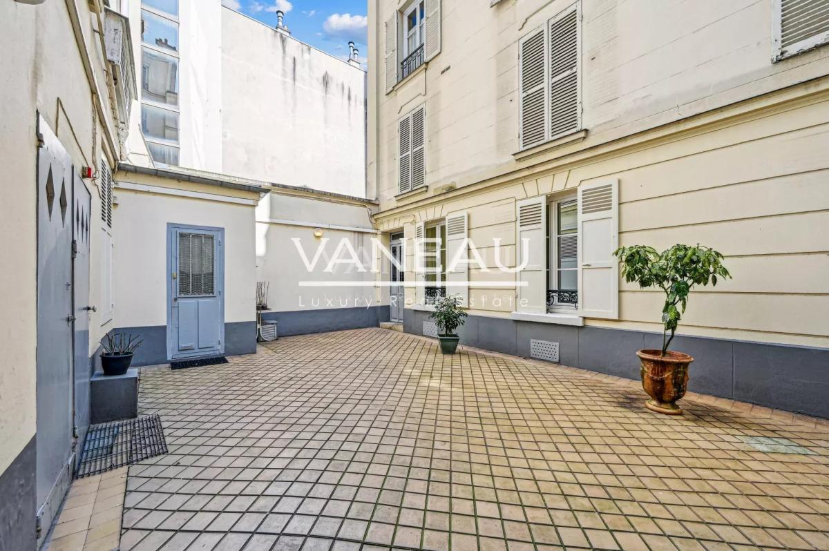 Paris VIIe - Sèvres Bon Marché