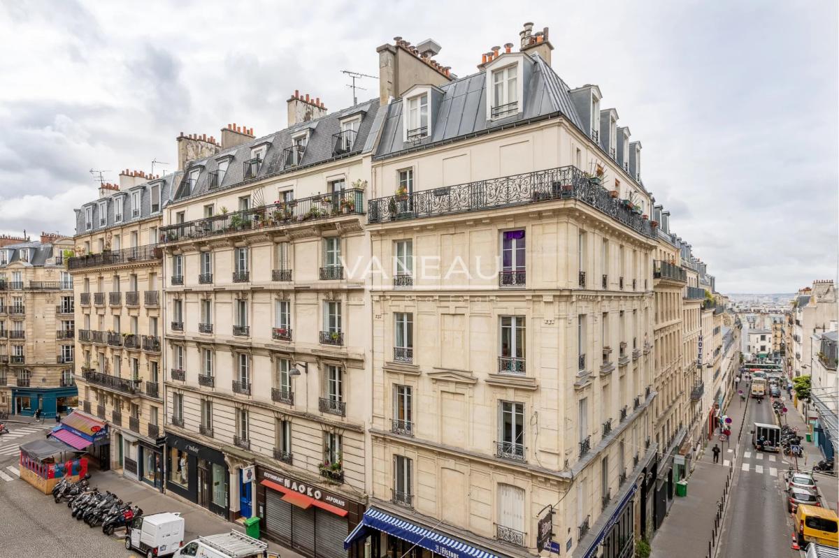 Paris XVIIIe - Abbesses - Superbe deux pièces en étage élevé ave